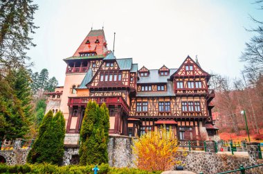 Sinaia 'daki güzel Pelisor kalesi, Karpat Dağları, Romanca