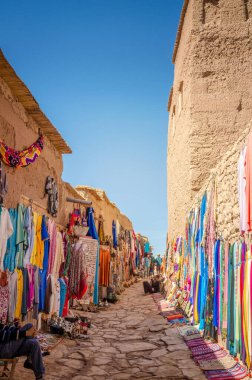 Geleneksel Fas 'lı Kasbah Ait Ben Haddou sokakları.