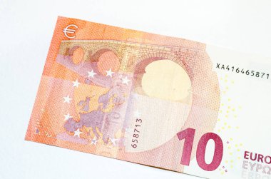 Beyaz arka plan üzerinde on euro banknot 