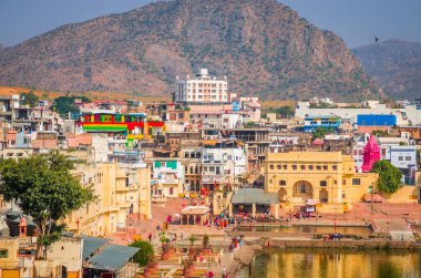 Kutsal Göl ve şehir Pushkar, Rajasthan, Hindistan 'da panoramik manzara. 