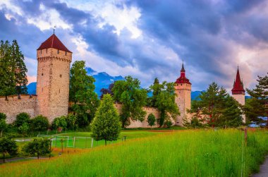 Luzern, İsviçre 'deki eski şehir duvarı ve kuleleri