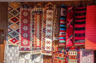 Geleneksel halıları ve hatıraları olan eski güzel bir çarşı.