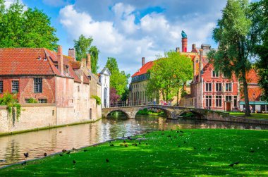 Bruges eski kasabasında güzel kanal ve geleneksel evler