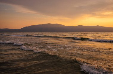 Arnavutluk 'un Vlora kentinde gün batımında güzel yaz deniz manzarası