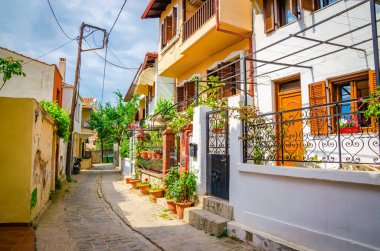 Selanik 'te güzel bir geleneksel Yunan caddesi manzarası, Gr