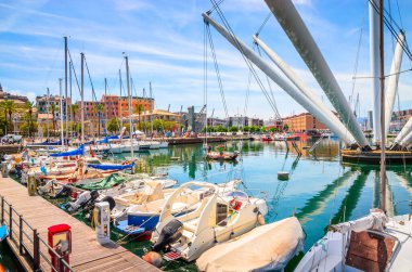 Cenova 'nın eski limanında güzel bir yaz günü, Liguria, ben