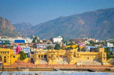 Kutsal Göl ve şehir Pushkar, Rajasthan, Hindistan 'da panoramik manzara. 