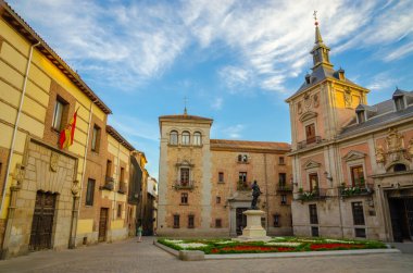 Madrid, İspanya 'da güzel bir cadde. Madrid 'in mimarisi