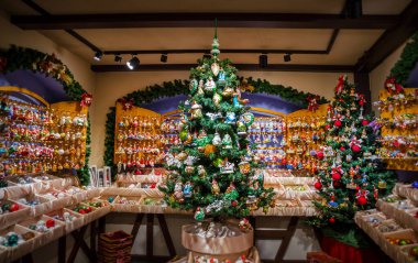 Tatillerde mağazada süslenmiş Noel ağaçları