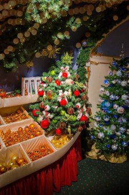 Dükkanda süslemeleri olan Noel ağaçlarının manzarası