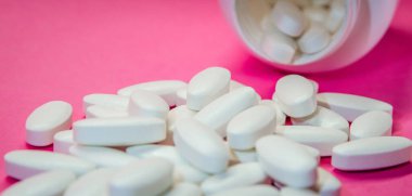 Pembe arka planda izole edilmiş eczane ve şişe. Tıbbi hap.