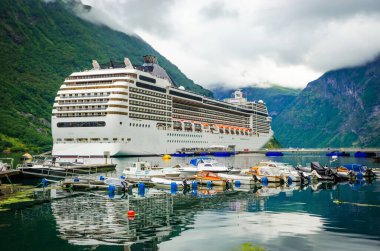 Geiranger, Geirangerfjord limanında bir gemi turu.