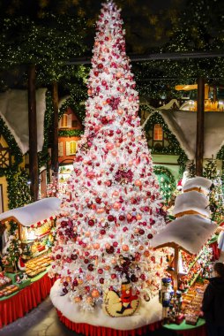 Tatil için güzel bir Noel ağacı 