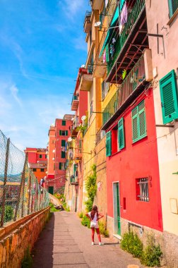 Ceneviz 'in güzel, rahat caddeleri yaz günü, Liguria, İtalya