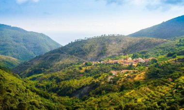 Apenin dağlarının yaz manzarası, İtalya