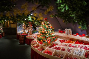 Tatillerde mağazada süslenmiş Noel ağaçları