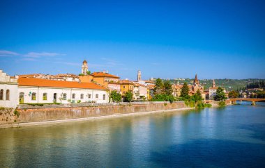 Verona, Veneto bölgesindeki Adige nehrindeki güzel eski evler.