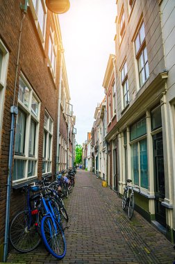 Hollanda 'nın eski güzel şehri Delft' in sokağı