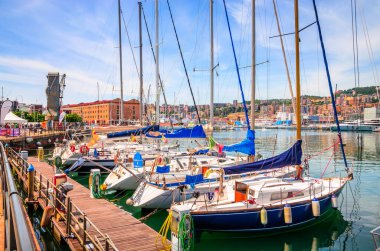 Cenova 'nın eski limanında güzel bir yaz günü, Liguria, ben