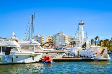 Yatları, tekneleri ve su yolları olan Empuriabrava 'nın yaz manzarası