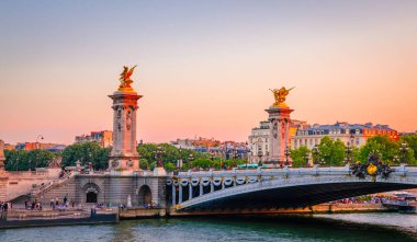 Paris, Fransa 'da, Pont Alexandre III' te güzel bir gün batımı manzarası