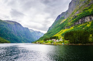 Sognefjord kıyısındaki küçük bir köy, en güzel köylerden biri.