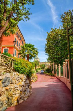 Ceneviz 'in güzel, rahat caddeleri yaz günü, Liguria, İtalya