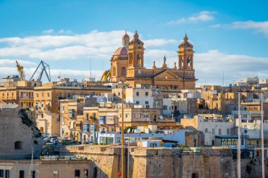 Güzel Ada Bazilikası ve Birgu 'nun panoramik manzarası,