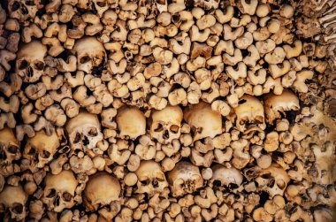 Eski kasaba Evora, Portekiz 'de Capela dos Ossos (Kemik Şapeli) 