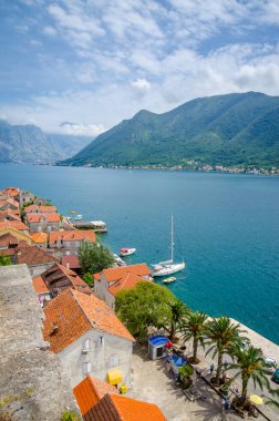 Güzel Akdeniz manzarası - Perast kasabası, Kotor Körfezi (Boka