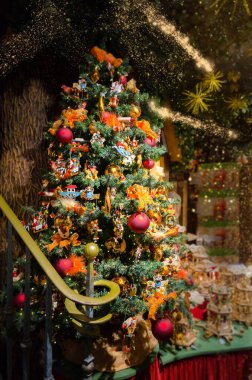 Güzel Noel ağacı, neşeli ışıklar ve tatil süslemeleri..