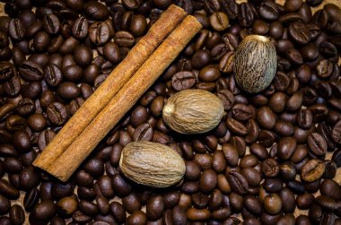 Hindistan cevizi ve tarçınlı çubuk kahve çekirdeği.