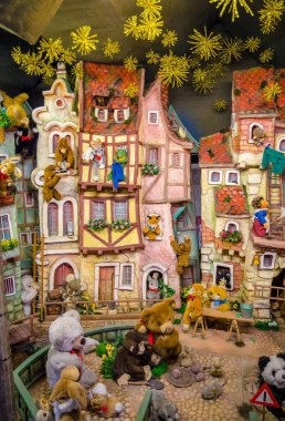 Renkli oyuncakları olan güzel bir kartpostal.