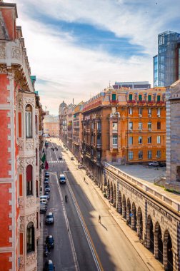 Güzel bir yaz gününde Cenova caddesinin havadan görünüşü, Liguria, 
