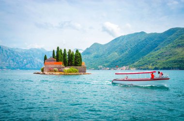 Güzel Akdeniz manzarası. Şehrin yakınındaki St. George Adası.
