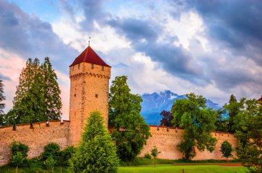 Luzern, İsviçre 'deki eski şehir duvarı ve kuleleri