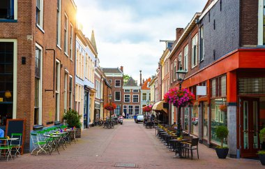 Eski güzel şehrin caddesi Delft, Hollanda