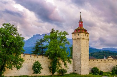 Luzern, İsviçre 'deki eski şehir duvarı ve kuleleri