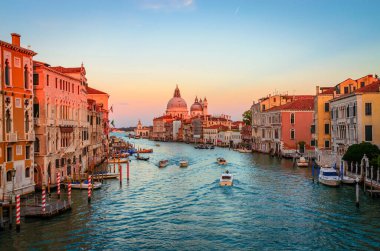 Şehir manzarası Santa Maria della Selam Bazilikası gün batımında