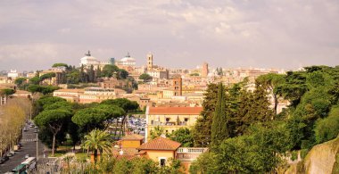 İtalya 'da anıtlı ve kubbeli Roma panoraması