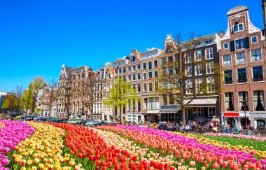 Geleneksel eski binalar ve ve teknelerle Amsterdam, Hollanda