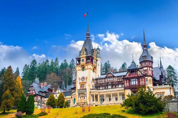 Sinaia, Karpatya Dağları, Romanya 'daki Güzel Peles Kalesi,