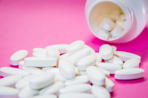 Pembe arka planda izole edilmiş eczane ve şişe. Tıbbi hap.