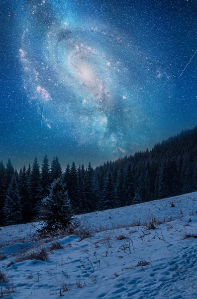 Kışın güzel bir gece. Dağ manzarası