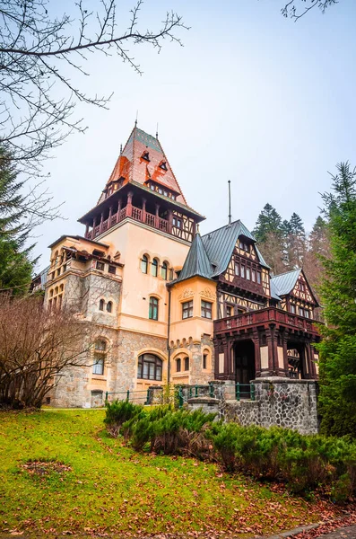 Sinaia 'daki güzel Pelisor kalesi, Karpat Dağları, Romanca