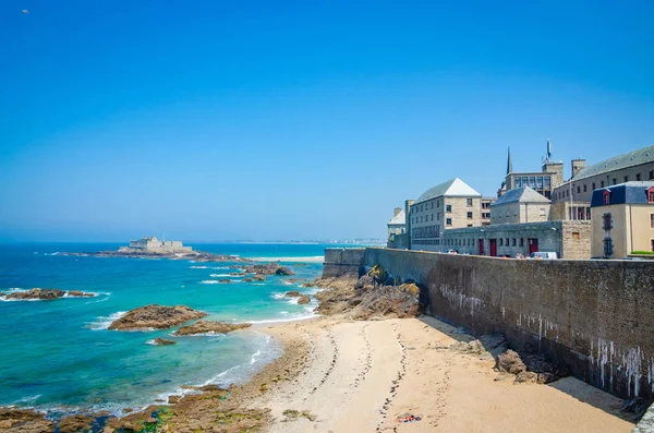 Güzel Fort National ve şehrin eski duvarları Saint-Malo, Bretag