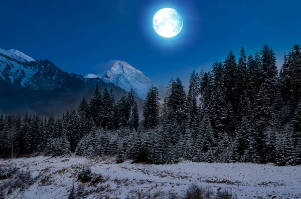Kış dağlarında dolunayın gece manzarası