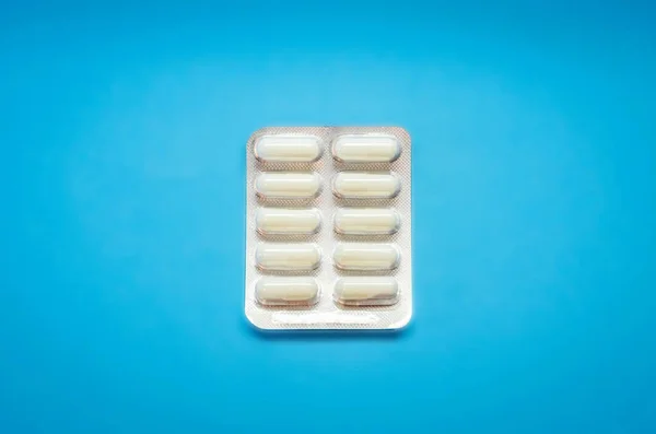 Mavi arka planda eczane. Haplar. Tıp ve sağlık hizmetleri c