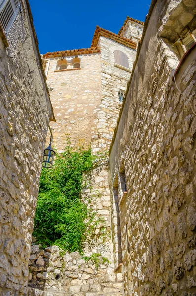 Nice ve Monaco arasında Fransız Rivierası 'nda bulunan ortaçağ şehri Eze' de mavi gökyüzü ve dar cadde.