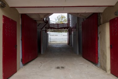 Etrafı kırmızı bir kapıyla çevrili olan giriş manzarası.